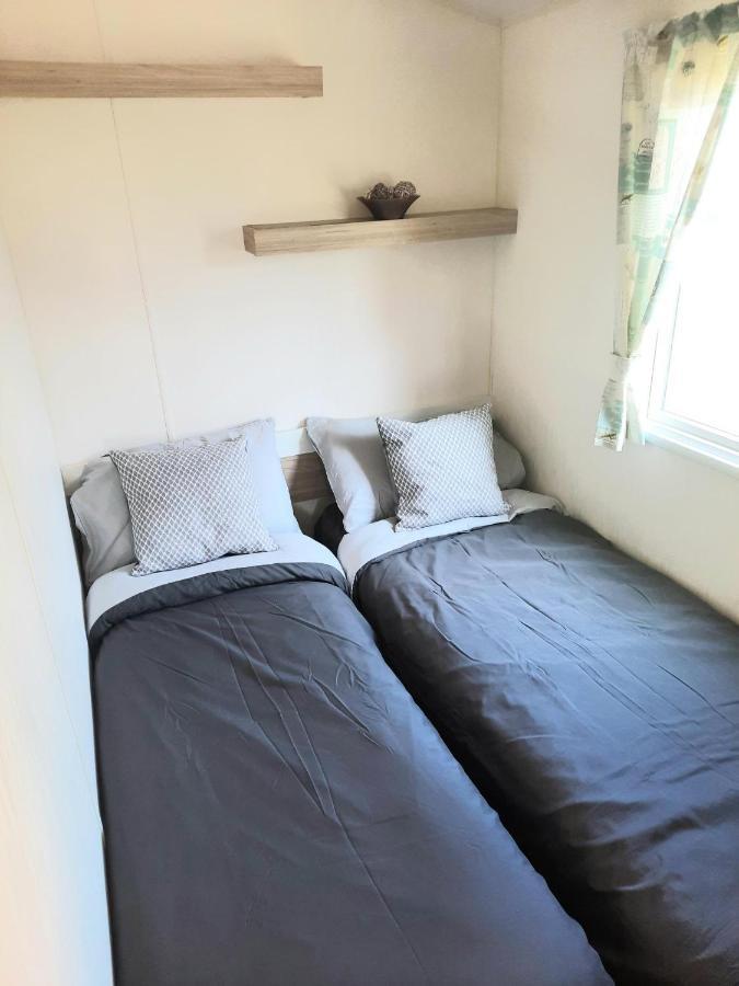 Blue Dolphin Holiday Park Gristhorpe Bagian luar foto