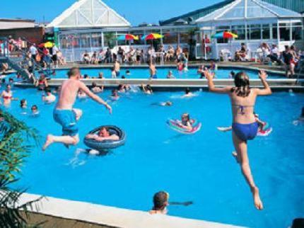 Blue Dolphin Holiday Park Gristhorpe Bagian luar foto